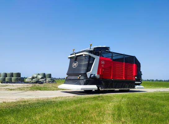 De Lely Exos vervoert het vers gemaaide gras zelfstandig naar het voerhek