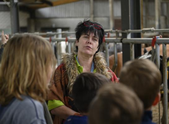 Tijdens de ontbijtweek van het Nationale Schoolontbijt startten verschillende klassen van basisscholen de dag tussen de koeien van Hanneke Verberne, foto: Hanneke Verberne