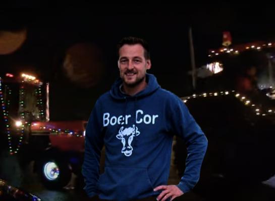 Cor Land: ‘Het is mooi om te zien hoe bewoners van verpleeghuizen op een rij stoelen voor het raam in een pikdonkere zaal zitten te wachten tot we voorbij komen.’ (Beeld: RTV Vechtdal/Vechtdal boert bewust)