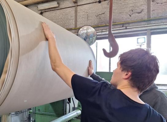Van een baal gras van zo’n 400 kilogram maken de onderzoekers 200 kilogram papier