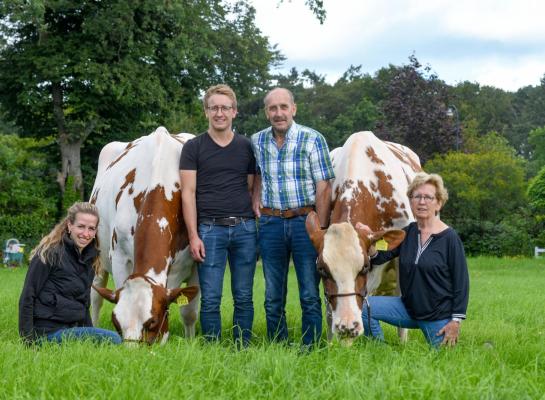 In Wierden runnen Gerrit, Annie, Aard en Fernanda Vosman een melkveebedrijf met 110 melkkoeien en 90 stuks jongvee