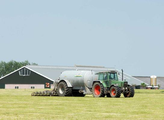 Rijd de mest vooral uit op percelen waar je het gras tot ver in het najaar rechtstreeks kunt benutten door weidegang of stalvoeren, tipt De Weideman