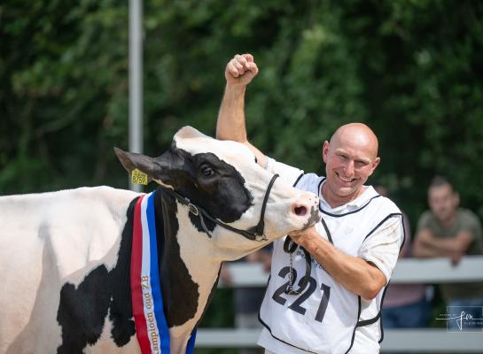 Daan Aalberts juicht als zijn Lena 622 aangewezen wordt als kampioene (foto: Fleur Maartje Bakker)