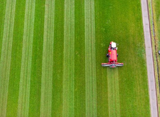 ‘De huidige uiterste datum van 31 augustus voor uitrijden van mest op grasland dwingt tot het maken van keuzes die niet bij de goede landbouwpraktijk passen’, stelt LTO