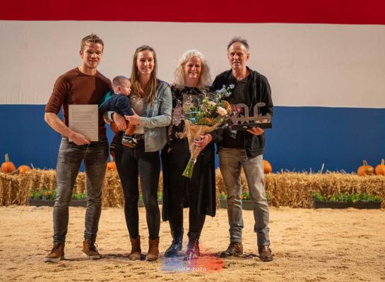 De kersverse fokkers van het jaar: Roy Diepman, Julia, Ingrid en Jan Poppe (foto: Fleur Maartje Bakker)