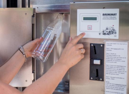 Melkveehouder Erwin Bijman begon zijn melktappunt om mensen te betrekken bij het boerenleven