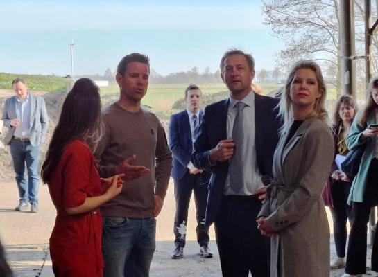 Lars van Loenhout leidt Christophe Hansen en Femke Wiersma rond op zijn bedrijf (foto: Caroloine van Loenhout / Ilse van Wijmeren)