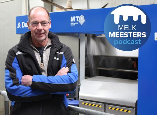 Melkveehouder Paul ten Velde voor de DeLaval VMS melkrobot met het Melkmeesters podcast logo
