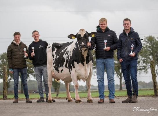 De winnaars van het NK veebeoordelen: van links naar rechts Jarwin de Man, Bas Koopstra, Yannick Meijering en Hessel van den Bergh (foto: Koeienfoto’s.nl)