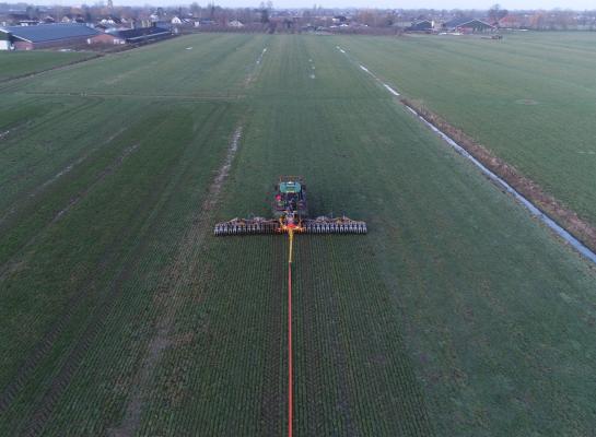 Een verlaging van de uitstoot door stalmaatregelen weegt op intensieve bedrijven zwaarder mee in de ammoniakemissie per hectare eigen land dan op extensieve bedrijven
