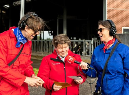 Melkveehoudster Corine Peek mocht de dj’s bij hun uitdagende ‘koechallenge’ begeleiden (beeld: QMusic)