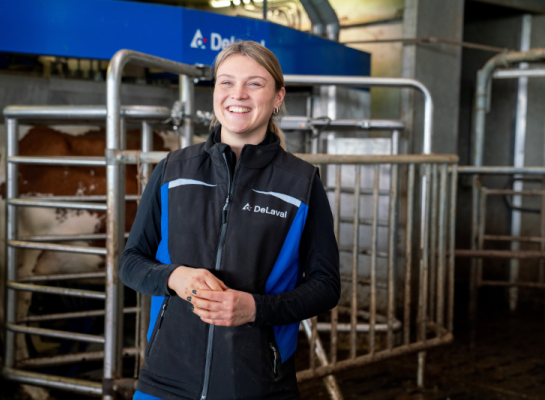 Melkveehouder Kim de Groot voor de DeLaval VMS V300 melkrobot met Flow-Responsive Milking