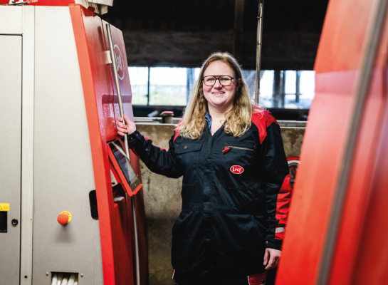 Albertine Ekkels staat bij haar melkrobot in de stal