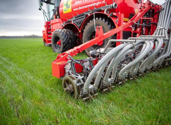Bij het inbrengen van mest in de grond blijft er meer stikstof in de bodem beschikbaar voor het gewas. Dit leidt tot een beteren stikstofopname en hogere gewasopbrengsten.
