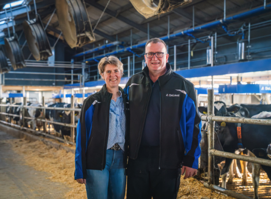 Jan en Titia Offenberg bij het VMS Batch Milking-systeem