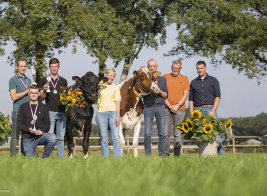 De winnaars van het NK veebeoordelen 2026: op de foto van links naar rechts Martin de Man, Johan Duindam (zittend) en Jarwin de Man, rechts op de foto juryleden Jan Wouter van Noord en Hielke van der Gaast (foto: Teus van Herk, Koeienfoto’s.nl)