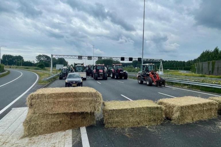 Balen hooi versperren de weg (foto via Agractie) 