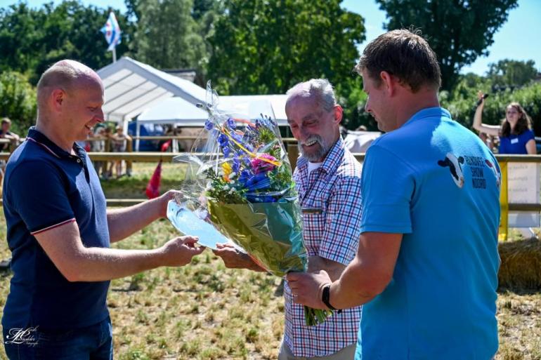 Jan van der Wal (midden) ontvangt de award uit handen van Koepon-medewerker Alex Borst (links) en fokveedagvoorzitter Rienk Jonkers (rechts) (foto: Henk Lomulder)