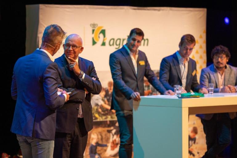 Minister Staghouwer in gesprek tijdens de jongerendag (foto Marnix Klooster)