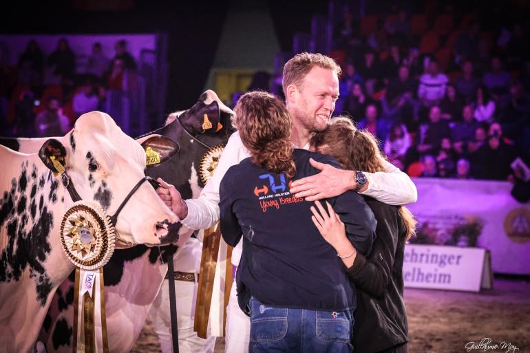 Ontlading bij de familie Bons na het winnen van de titel bij de jonge koeien (foto Guiillaume Moy)