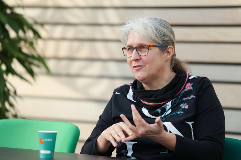 Met grasland leveren veehouders diensten die voor de maatschappij van belang zijn, stelt Agnes van den Pol