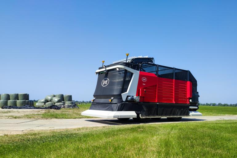 De Lely Exos vervoert het vers gemaaide gras zelfstandig naar het voerhek