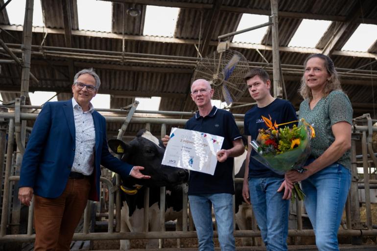 Lammert Veenhuizen, directeur Nederland – Vlaanderen bij CRV, was in Nieuwolda aanwezig om André, Thomas en Rikie Mulder te feliciteren en symbolisch te bedanken voor het vertrouwen van Nederlandse en Vlaamse veehouders in CRV.