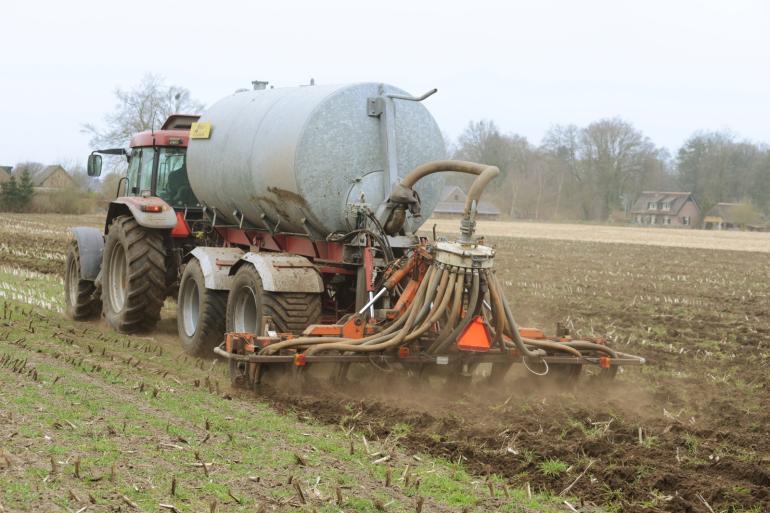 Door het natte voorjaar is dit jaar minder dierlijke mest uitgereden op akkerland