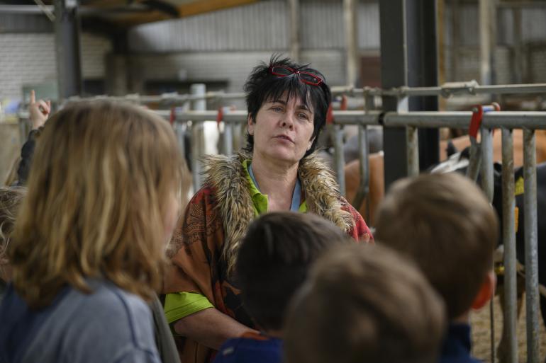 Tijdens de ontbijtweek van het Nationale Schoolontbijt startten verschillende klassen van basisscholen de dag tussen de koeien van Hanneke Verberne, foto: Hanneke Verberne