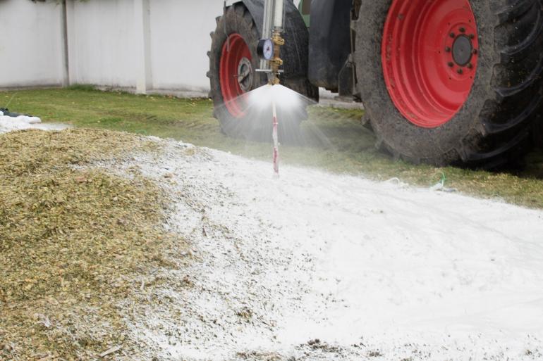 Het eetbare kuilplastic wordt in vloeibare vorm over de kuil gespoten