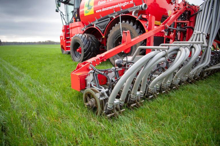 Door water aan de mest toe te voegen, zakt de mest beter tussen het (lange) gras