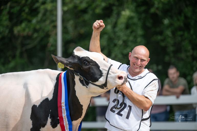 Daan Aalberts juicht als zijn Lena 622 aangewezen wordt als kampioene (foto: Fleur Maartje Bakker)