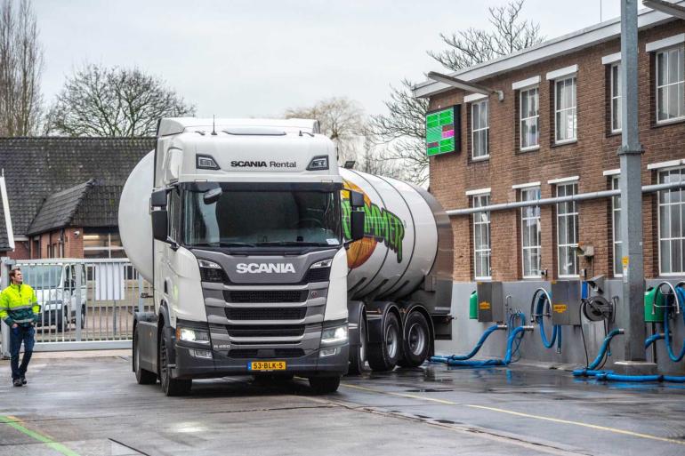 Veehouders betalen via hun melkafnemer maandelijks contributie aan ZuivelNL, afhankelijk van de hoeveelheid melk die ze leveren