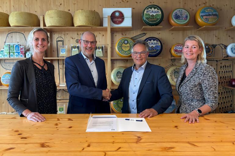  V.l.n.r.: Anneke Jorritsma-van der Zijl (manager Dairy Academy Royal A-ware), Klaas de Jong (COO Royal A-ware), Lammert Veenhuizen (Man. Director Nederland en Vlaanderen bij CRV) en Wietske Witteveen (manager coöperatie bij CRV) bezegelen de samenwerking in de Dairy Academy.