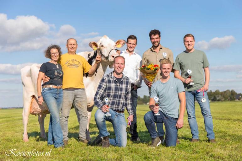 De winnaars van het NK veebeoordelen: (v.l.n.r.) Anje en Piet Grin (melkveehouders), Jorrit Riemersma, Berry van Engelen (voorbrenger), Frank Winter, Jasper van 't Oever en Jouke Holmer 
