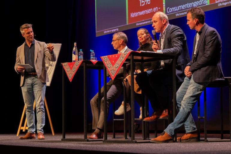 Joris Relaes, Mireille Einwachter, André van Troost en Jochem van der Starre in discussie onder leiding van dagvoorzitter Jan Arie Koorevaar