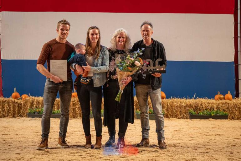 De kersverse fokkers van het jaar: Roy Diepman, Julia, Ingrid en Jan Poppe (foto: Fleur Maartje Bakker)