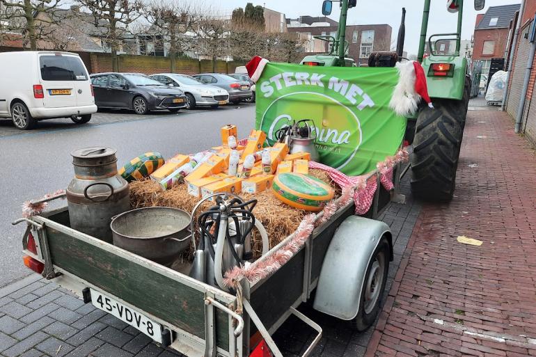 De melkveehouders komen in stijl bij het verzorgingstehuis aan