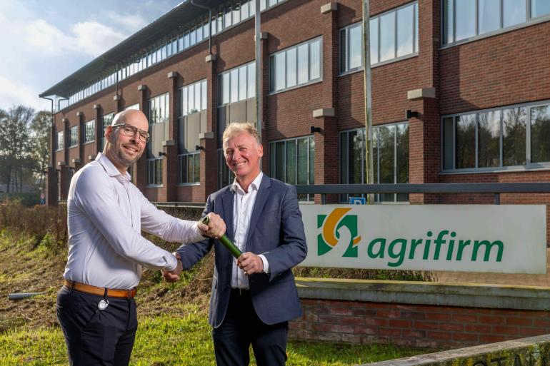 Arian Kamp (rechts) draagt het stokje over aan Gerben Smeenk (links)