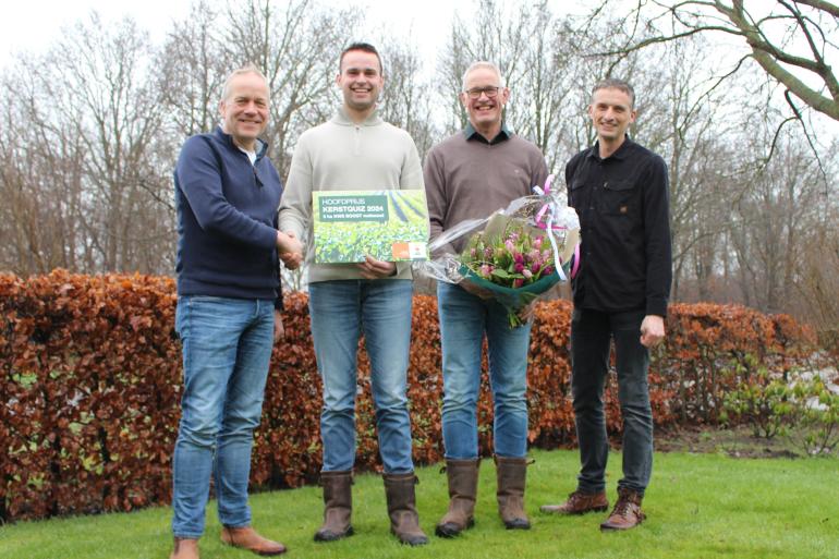 Jan Willem ten Hove van KWS overhandigt Rogier en Jan Dasselaar de hoofdprijs. Veeteelt-hoofdredacteur Jaap van der Knaap (rechts) kijkt toe