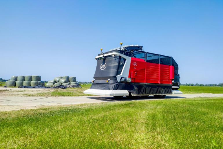 De automatische maai-opraapwagen Lely Exos werkt sinds vorig jaar ook in Duitsland
