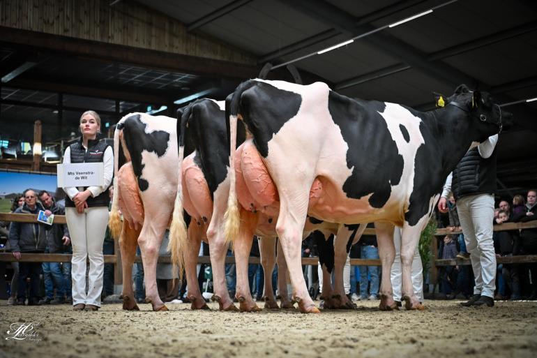 De winnende bedrijfsgroep in Tolbert van de familie Veenstra (foto Henk Lomulder)