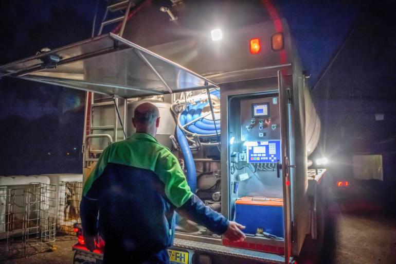 Niet alleen de melkaanvoer in de EU, maar ook de melkprijs daalde