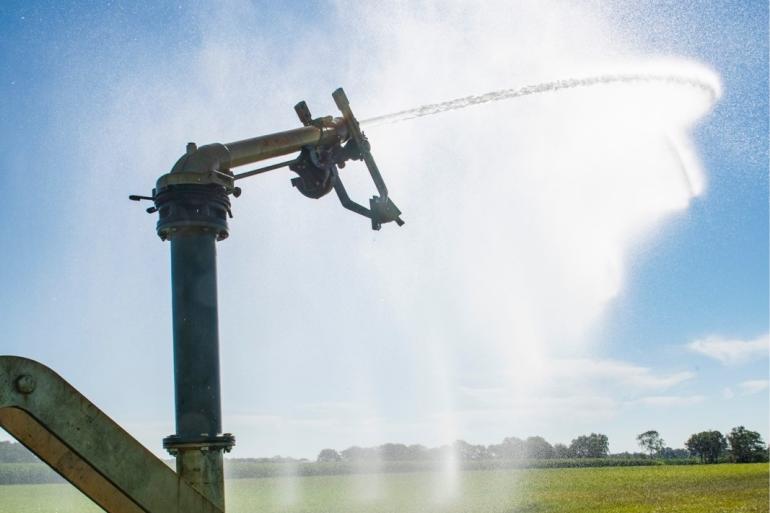 Bij ideale grasgroei verdampt zo’n 4 tot 5 millimeter water per dag