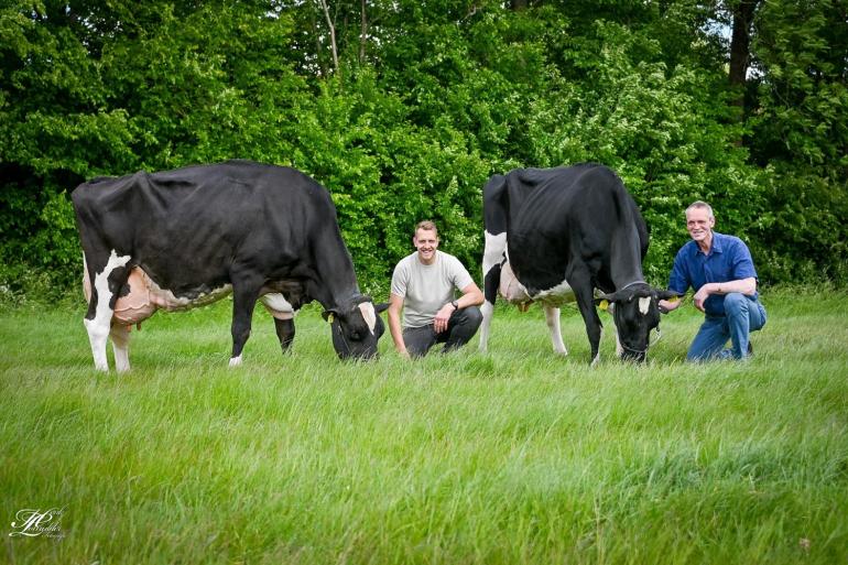 Wilco en Koos Stolwijk met Reidlander Bet 761 (links) en Shakira 5 (foto: Henk Lomulder)