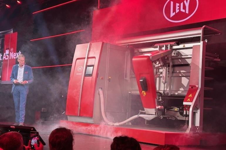 De nieuwe melkrobot Austronaut A5 Next werd met veel show gepresenteerd