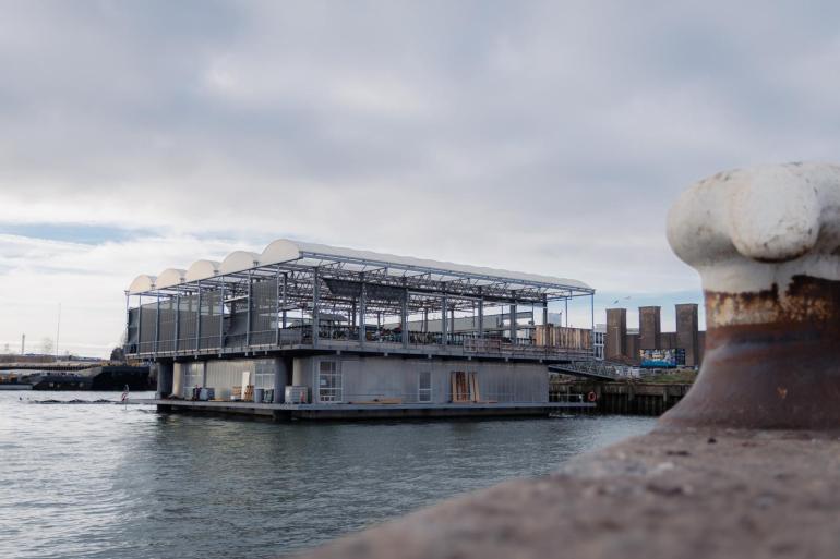 Op de plek waar vroeger de gevangenisboot lag, ligt nu de eerste drijvende boerderij ter wereld