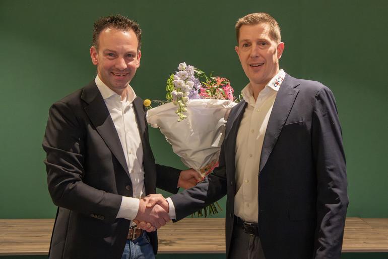 Van der Starre (l.) is de opvolger van Wietse Duursma (r.), die ruim twaalf jaar deel uitmaakte van het hoofdbestuur van CRV, waarvan bijna vijf jaar als voorzitter