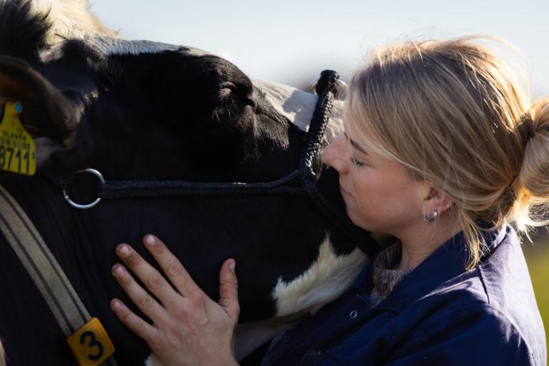 Michelle Evers kan uren knuffelen met haar lievelingskoe 'mijn vriendin'