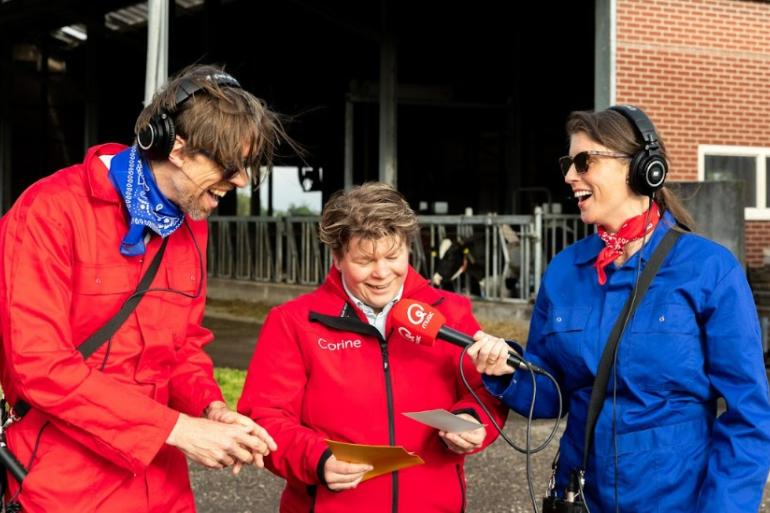 Melkveehoudster Corine Peek mocht de dj’s bij hun uitdagende ‘koechallenge’ begeleiden (beeld: QMusic)